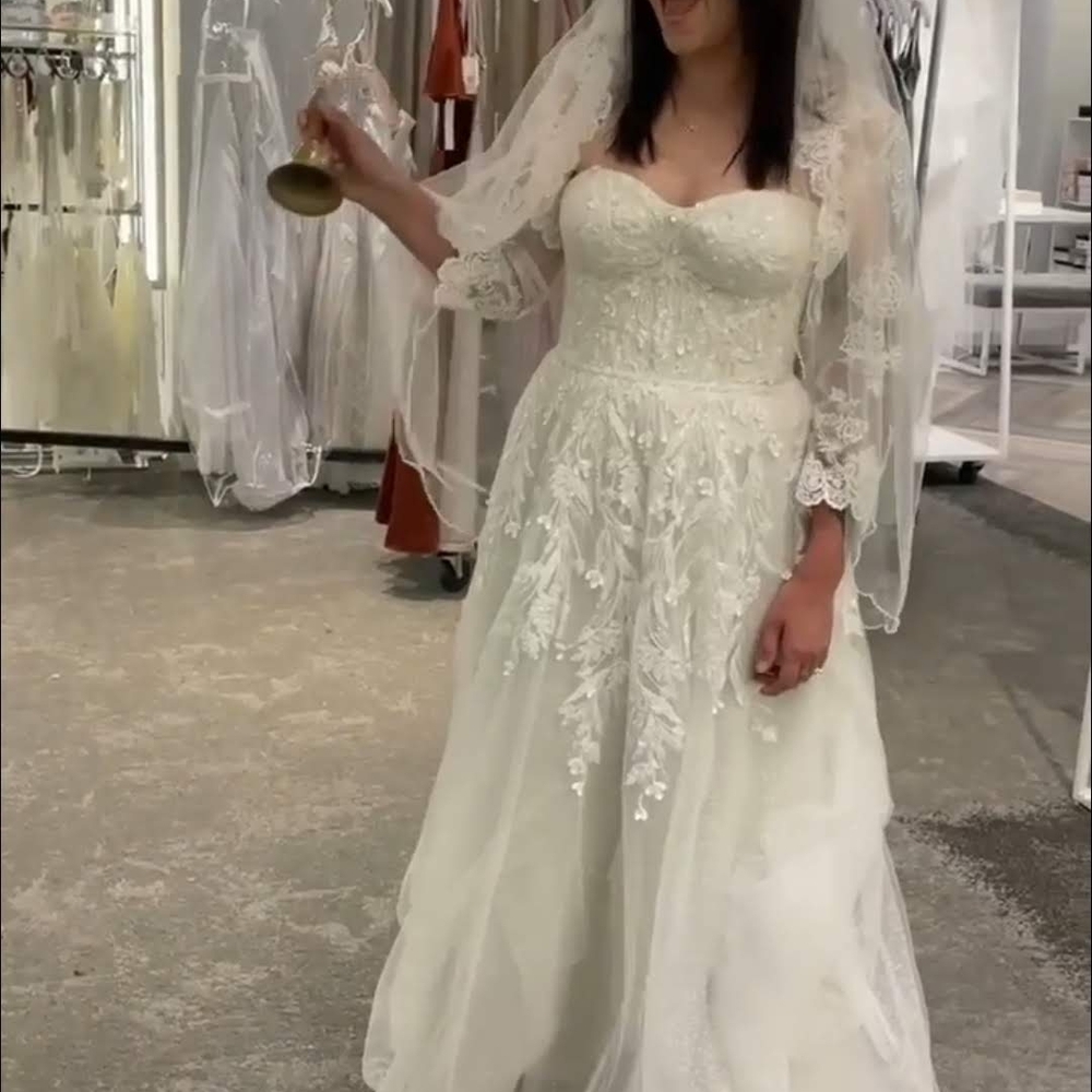 Elegant Lace Wedding Dress with Veil - Picture 6 of 7